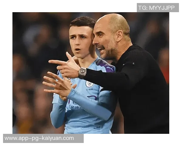 曼城新赛季全家福展现团结精神瓜帅领衔福登与B席并肩作战